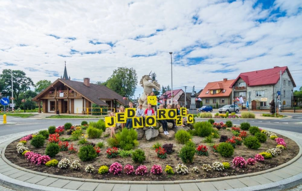 Klomb z&nbsp;kwiatami na&nbsp;napisem Jednorożec